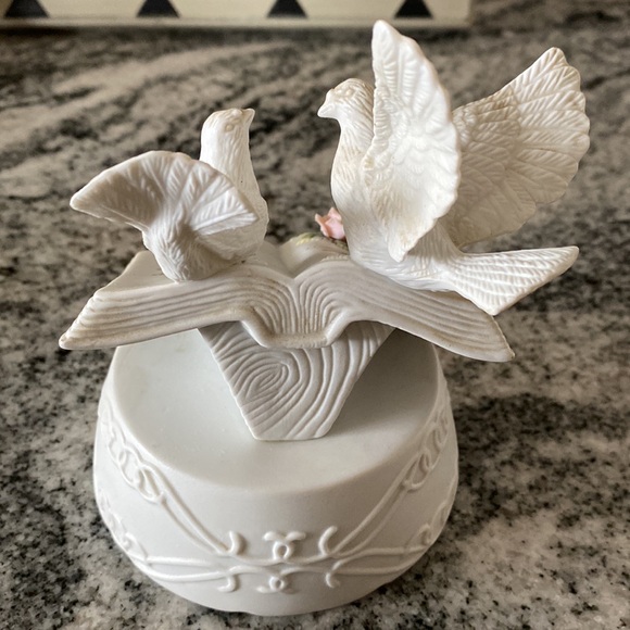 Lovebirds White Ceramic Music Box with Doves! - Picture 7 of 9